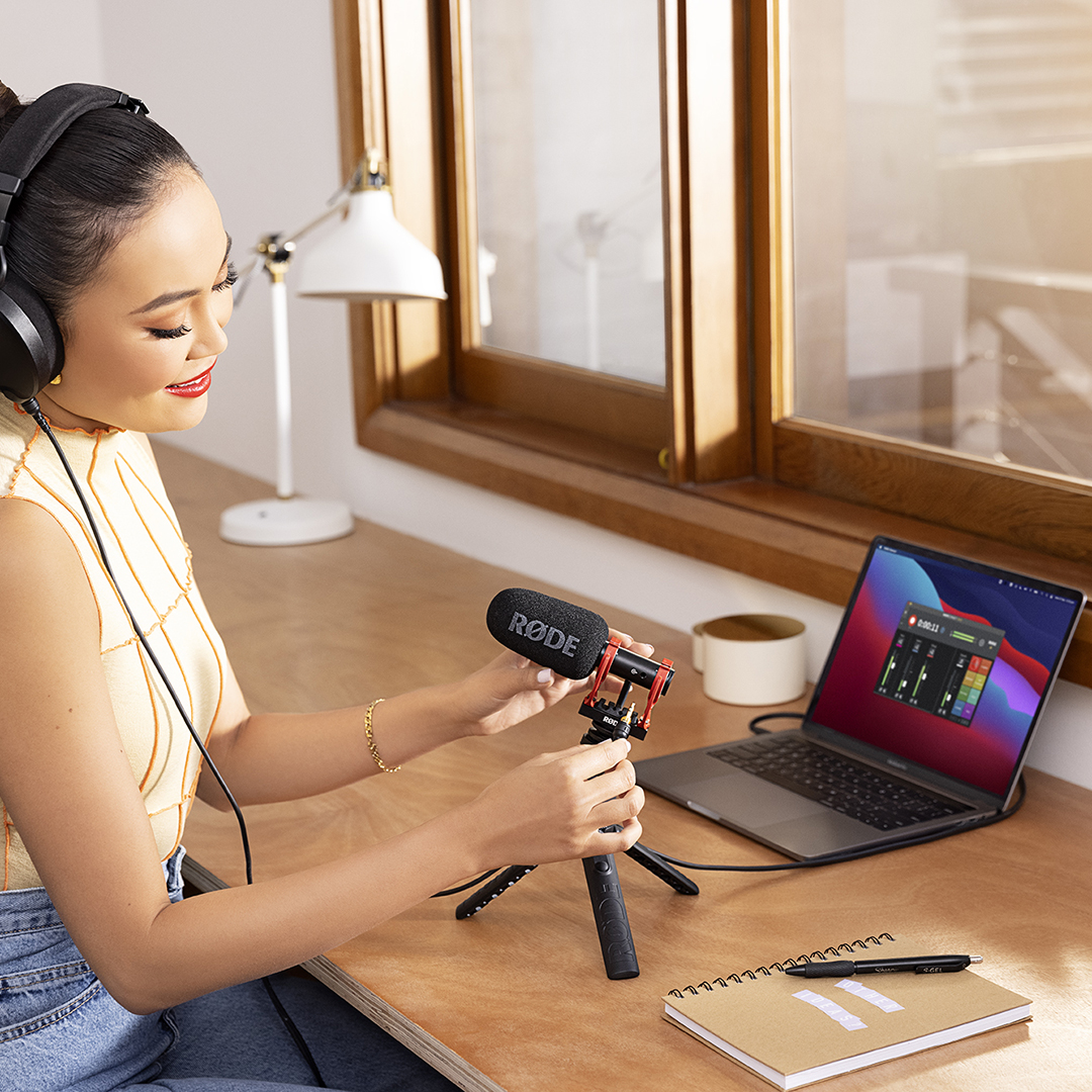 Girl at home at desk with laptop and VideoMic GO II plugged in